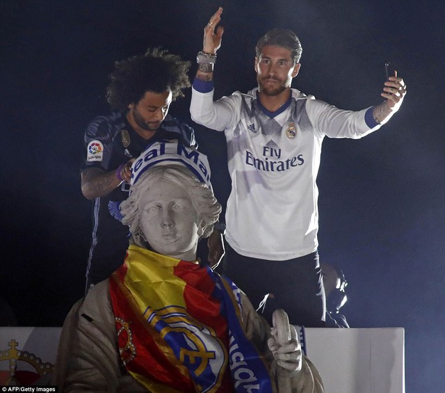 Thành Madrid ngập sắc trắng trong đêm hội đăng quang - Ảnh 3.