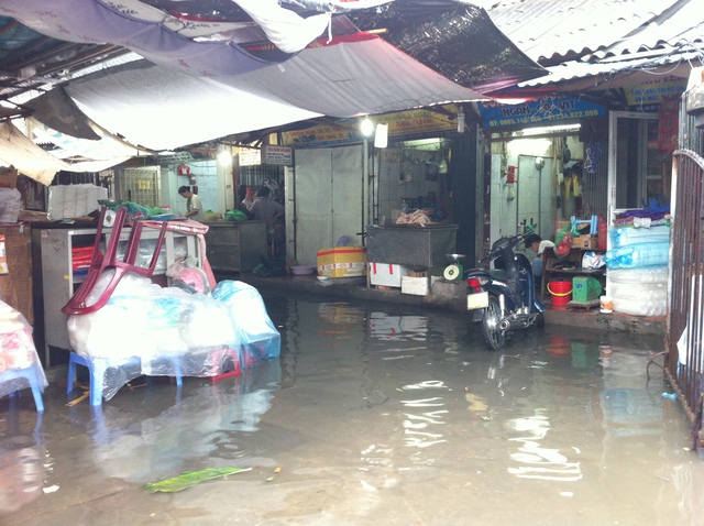 Nước ngập trong các ngõ xóm Hà Nội sau cơn mưa lớn - Ảnh 6.