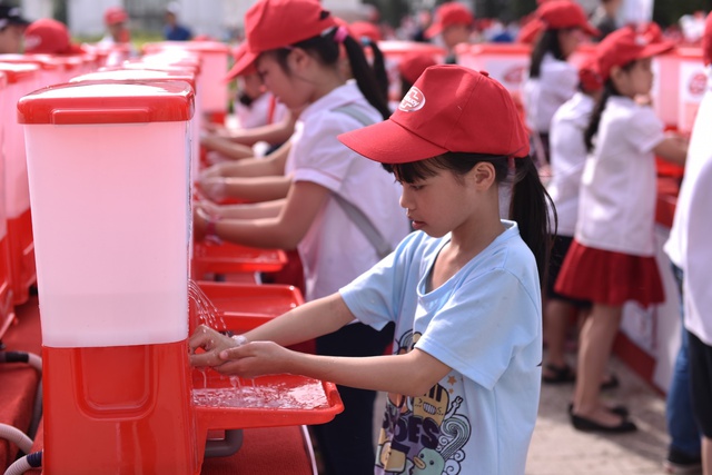 Hơn 2000 học sinh Hà Nội đồng diễn hưởng ứng ngày Thế giới rửa tay với xà phòng 2017 - Ảnh 3.