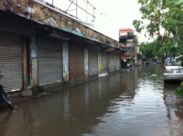 Nước ngập trong các ngõ xóm Hà Nội sau cơn mưa lớn - Ảnh 4.
