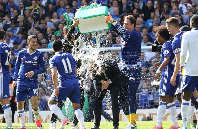 Khoảnh khắc các cầu thủ Chelsea nâng cúp vô địch Ngoại hạng Anh - Ảnh 6.
