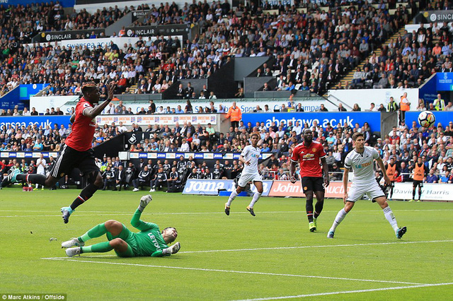 VIDEO Swansea 0-4 Man Utd: Màn thăng hoa của Quỷ đỏ ở hiệp 2 - Ảnh 7.