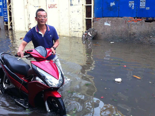 Nước ngập trong các ngõ xóm Hà Nội sau cơn mưa lớn - Ảnh 2.