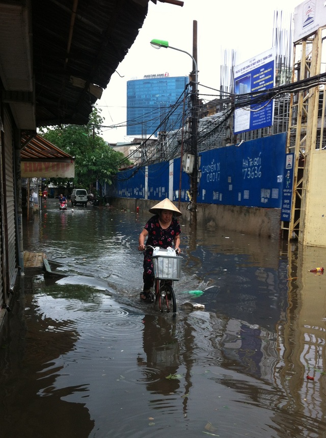 Nước ngập trong các ngõ xóm Hà Nội sau cơn mưa lớn - Ảnh 1.