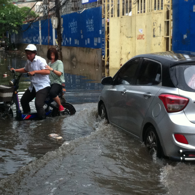 Nước ngập trong các ngõ xóm Hà Nội sau cơn mưa lớn - Ảnh 3.