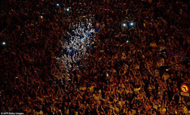 Thành Madrid ngập sắc trắng trong đêm hội đăng quang - Ảnh 6.