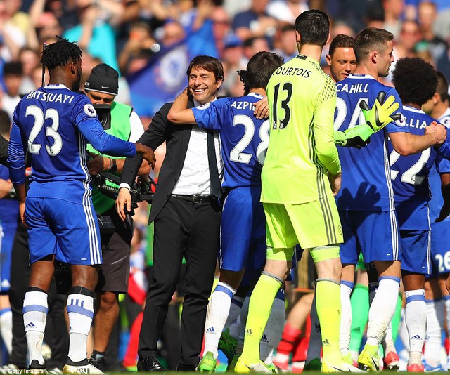 Khoảnh khắc các cầu thủ Chelsea nâng cúp vô địch Ngoại hạng Anh - Ảnh 8.