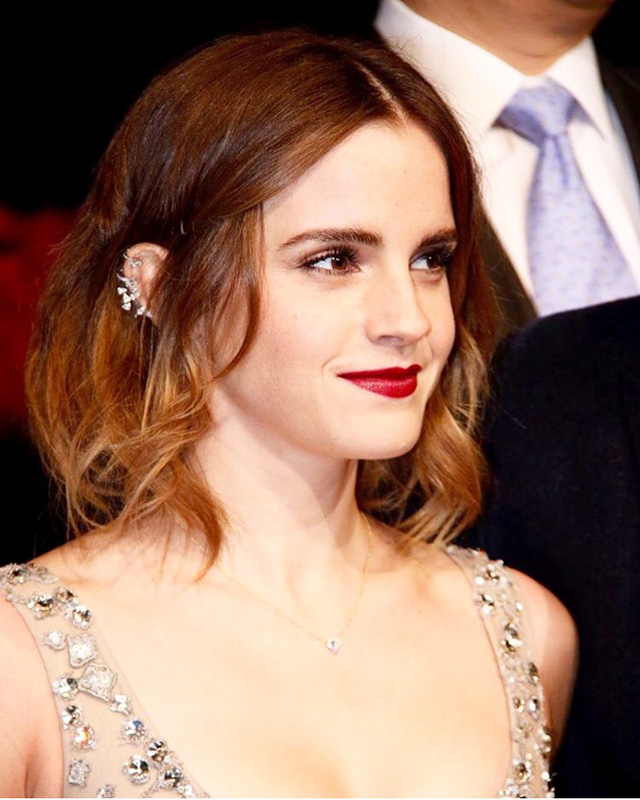 Emma Watson gây chú ý khi diện áo khoét cổ sâu khoe ngực đầy gợi cảm - Ảnh 8.