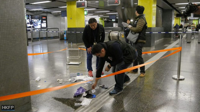 Bắt nghi phạm gây ra vụ cháy trên tàu điện ngầm ở Hong Kong (Trung Quốc) - Ảnh 1.