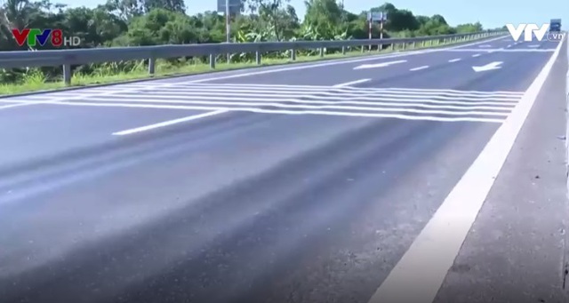 Phú Yên: Xuất hiện hằn lún vệt bánh xe tại Quốc lộ 1 - Ảnh 1.