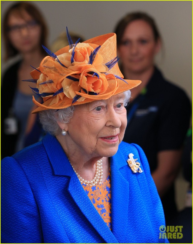 Nữ hoàng Anh gặp nạn nhân vụ đánh bom khủng bố tại Manchester - Ảnh 3.