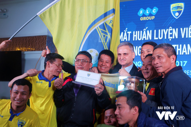 Toàn cảnh buổi ra mắt tân HLV Mihail Marian Cucchiaroni của CLB FLC Thanh Hóa - Ảnh 10.