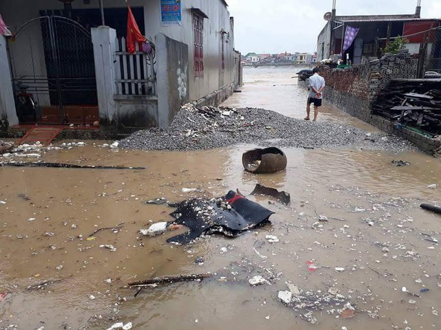 Bão số 10 gây mưa lớn tại Thanh Hóa, mọi tuyến đường ngập trong nước - Ảnh 7.