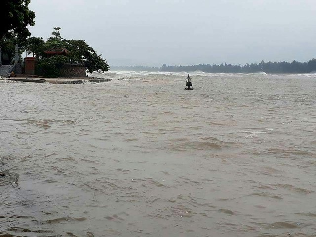 Bão số 10 gây mưa lớn tại Thanh Hóa, mọi tuyến đường ngập trong nước - Ảnh 8.
