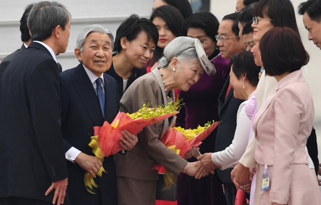 Nhà vua và Hoàng hậu Nhật Bản tới Hà Nội, bắt đầu thăm Việt Nam - Ảnh 1.