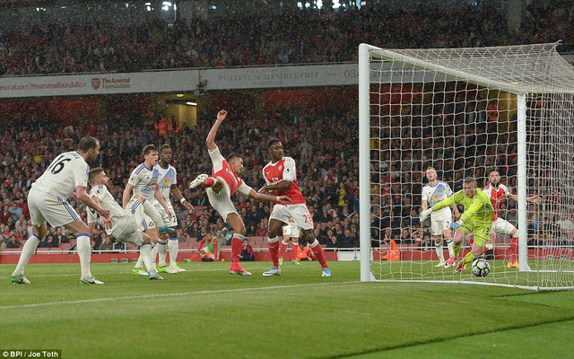 Đá bù vòng 34 giải Ngoại Hạng Anh: Sanchez tỏa sáng, Arsenal nuôi hi vọng Champions League - Ảnh 4.