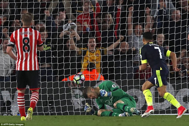 Đá bù vòng 26 giải Ngoại Hạng Anh: Southampton 0-2 Arsenal, Wenger nuôi hy vọng dự Champions League - Ảnh 2.