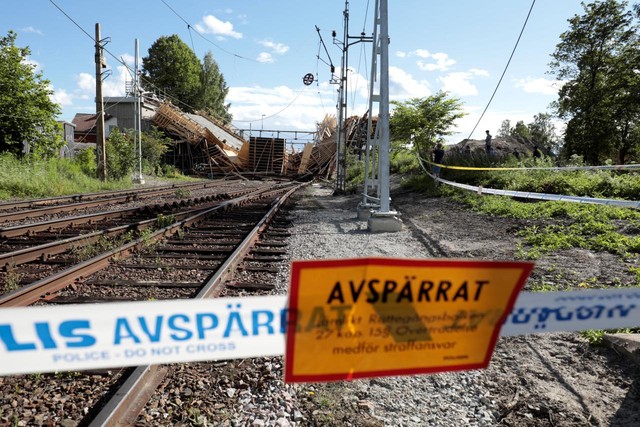 Sập cầu đang xây ở Thụy Điển, 12 người bị thương - Ảnh 1.