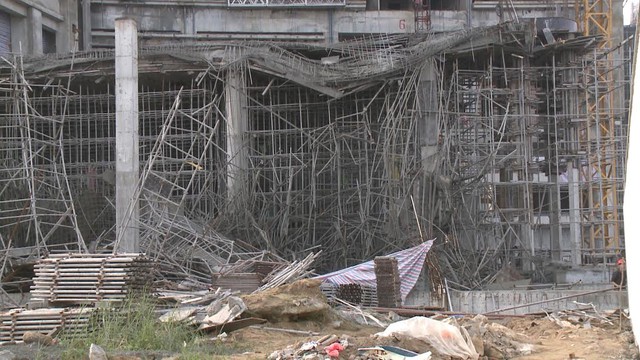 Giàn giáo công trình ở Đà Nẵng bị sập khi vừa đổ bê tông xong - Ảnh 1.