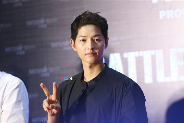 Song Joong Ki bị quây giữa biển fan ở Malaysia - Ảnh 4.