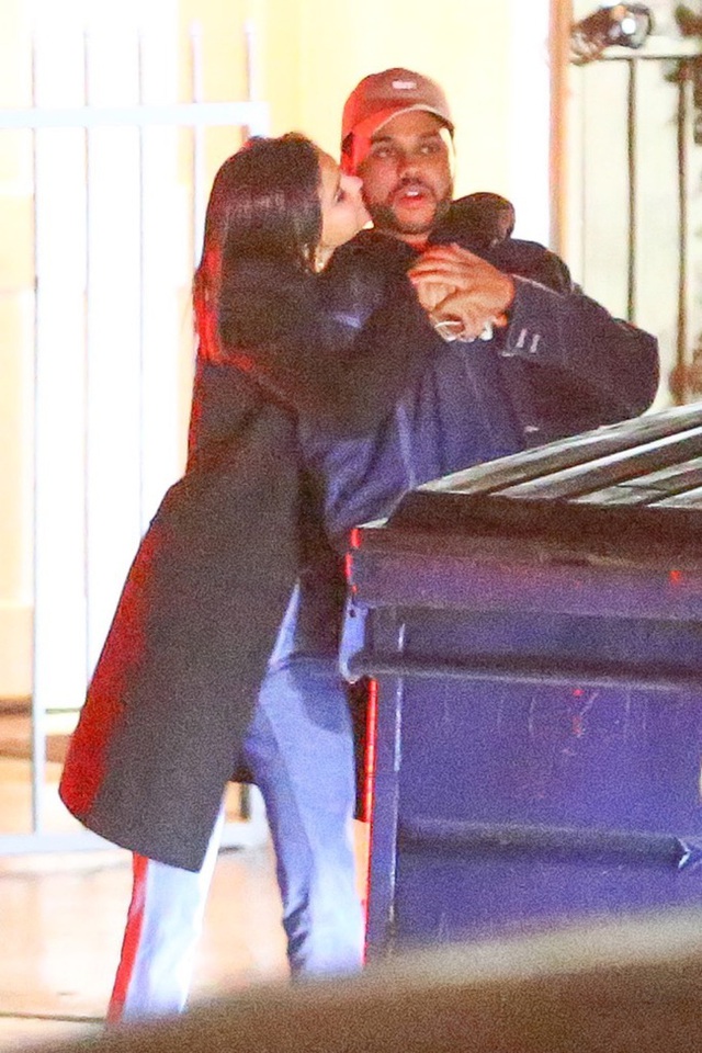 Selena Gomez công khai khóa môi tình cũ của Bella Hadid - Ảnh 3.