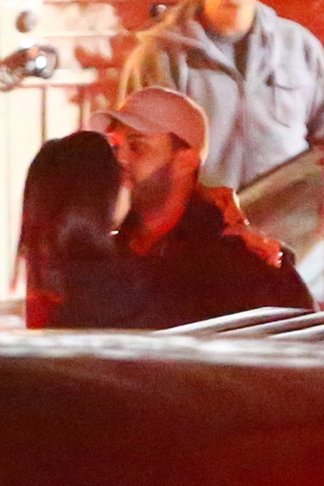 Selena Gomez công khai khóa môi tình cũ của Bella Hadid - Ảnh 6.