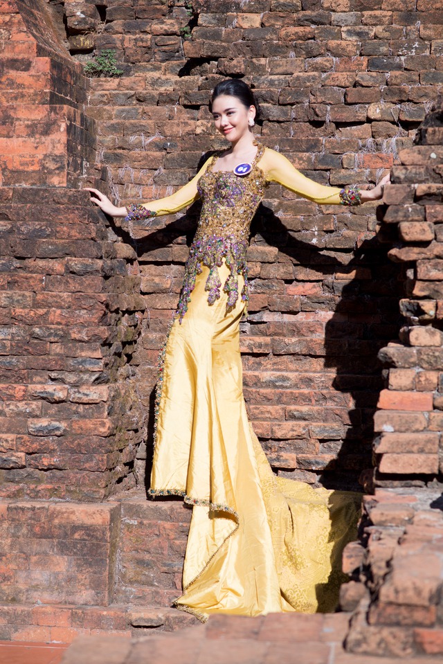 Thí sinh Hoa hậu Hữu nghị ASEAN khoe dáng với trang phục truyền thống - Ảnh 3.