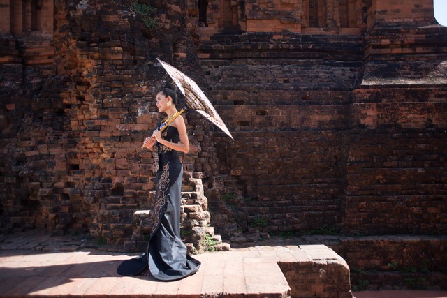 Thí sinh Hoa hậu Hữu nghị ASEAN khoe dáng với trang phục truyền thống - Ảnh 5.