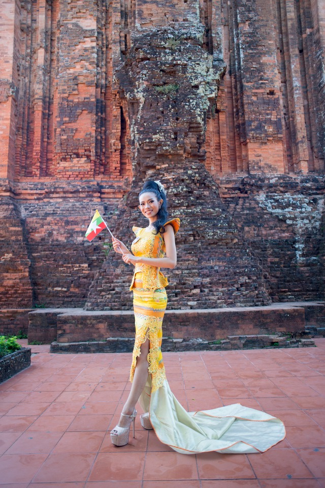 Thí sinh Hoa hậu Hữu nghị ASEAN khoe dáng với trang phục truyền thống - Ảnh 6.