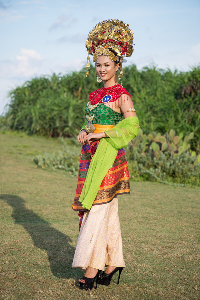 Thí sinh Hoa hậu Hữu nghị ASEAN khoe dáng với trang phục truyền thống - Ảnh 16.