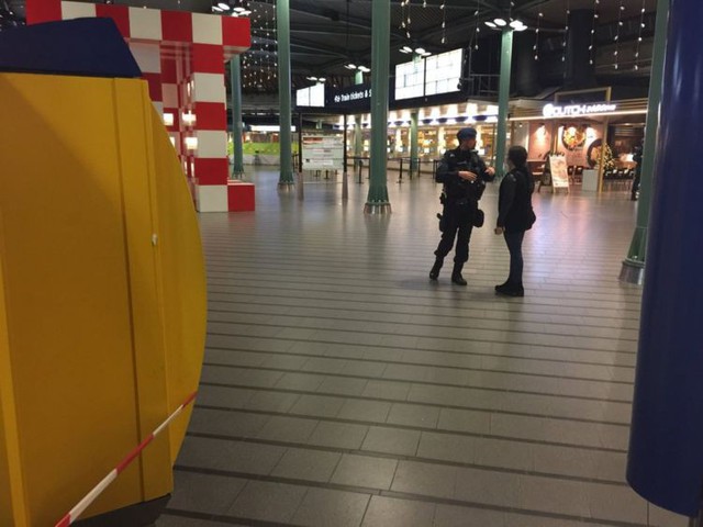 Tấn công bằng dao ở sân bay Schiphol, Hà Lan - Ảnh 6.