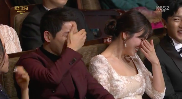 Song Joong Ki rơi lệ vì đàn em tại KBS Drama Awards 2016 - Ảnh 1.