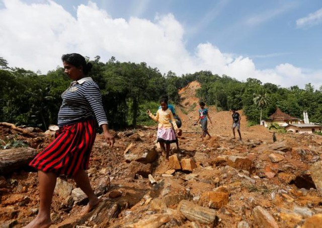 Sri Lanka gấp rút sơ tán người dân khỏi khu vực bão lũ - Ảnh 1.
