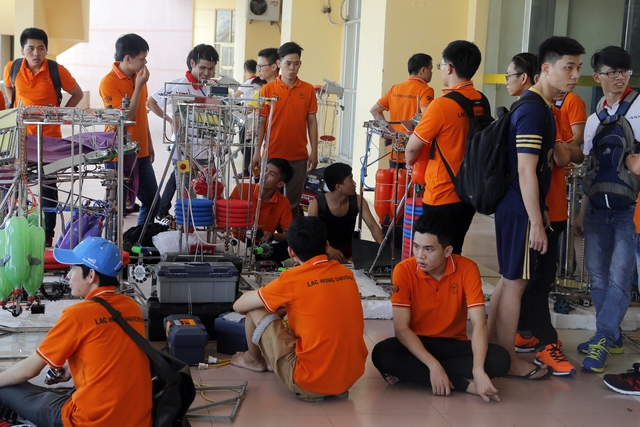 Nhiều robot gặp sự cố trong buổi thử sân tại VCK Robocon Việt Nam 2017 - Ảnh 18.