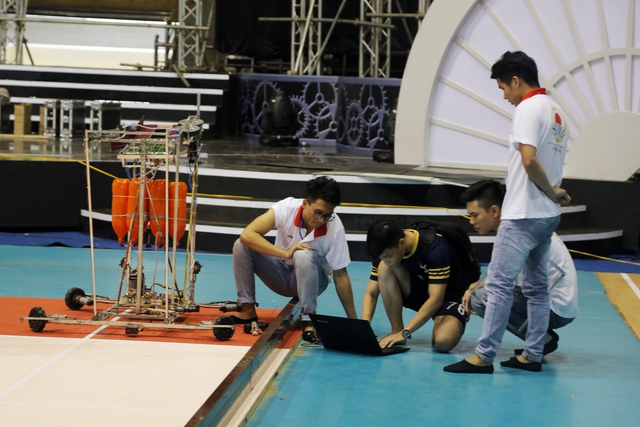 Nhiều robot gặp sự cố trong buổi thử sân tại VCK Robocon Việt Nam 2017 - Ảnh 14.