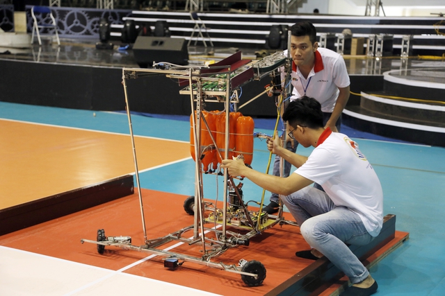 Nhiều robot gặp sự cố trong buổi thử sân tại VCK Robocon Việt Nam 2017 - Ảnh 20.