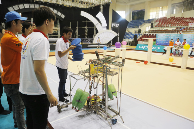 Nhiều robot gặp sự cố trong buổi thử sân tại VCK Robocon Việt Nam 2017 - Ảnh 13.