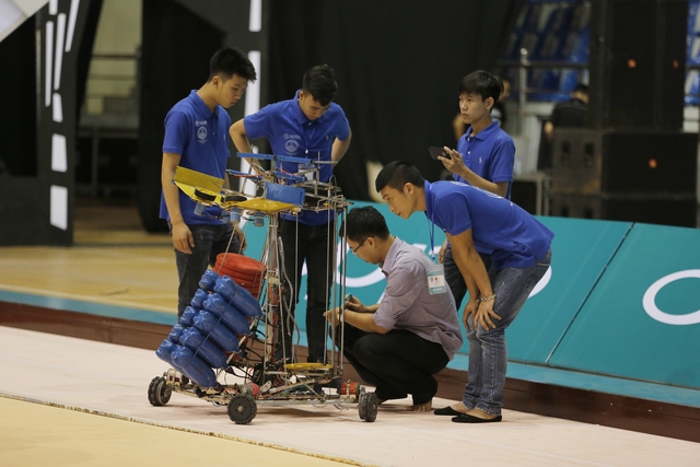 Nhiều robot gặp sự cố trong buổi thử sân tại VCK Robocon Việt Nam 2017 - Ảnh 22.