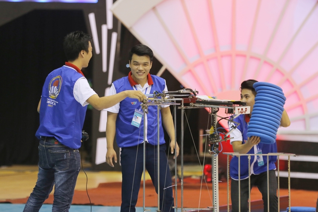 Tinh thần Asobi thể hiện ngay từ đêm mở màn chung kết Robocon Việt Nam 2017 - Ảnh 5.