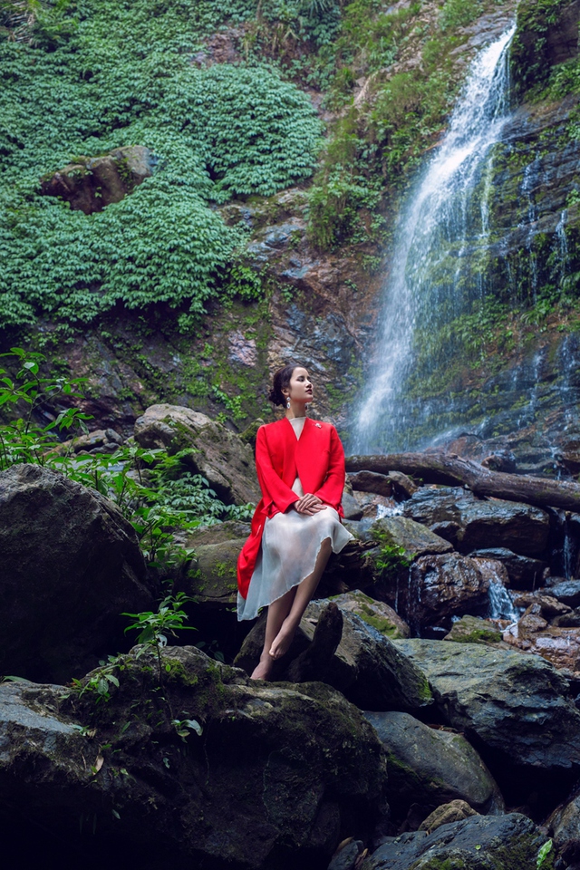 Hương Ly Next Top Model đẹp mơ màng giữa khung cảnh núi rừng - Ảnh 6.