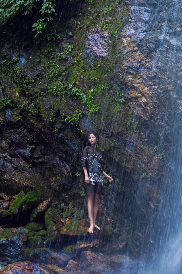 Hương Ly Next Top Model đẹp mơ màng giữa khung cảnh núi rừng - Ảnh 3.