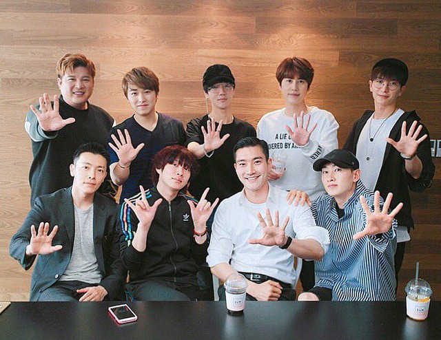 Các thành viên của Super Junior bất ngờ tụ họp - Ảnh 1.