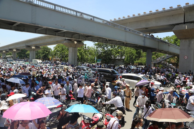 Ùn tắc giao thông gia tăng tại Hà Nội và TP.HCM - Ảnh 1.