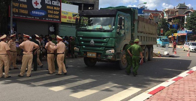 Va chạm với xe tải, 3 người tử vong ở ngã tư Xuân Mai (Hà Nội) - Ảnh 1.