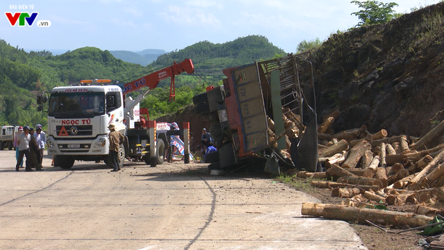 Phú Yên: Xe đâm vào vách núi, 2 người thương vong - Ảnh 2.