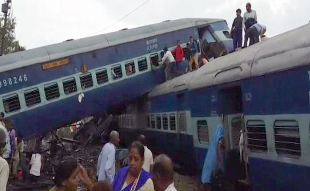 Tai nạn tàu hỏa ở Ấn Độ: 23 người thiệt mạng, nhiều người bị mắc kẹt - Ảnh 1.
