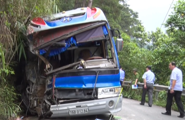 Tai nạn xe khách ở Vĩnh Phúc, 2 người thiệt mạng - Ảnh 1.