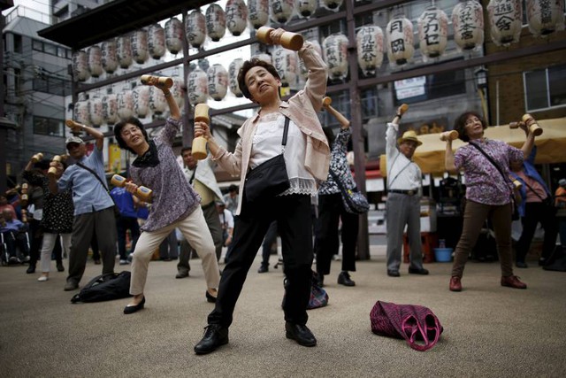 Hàng trăm cụ già tham gia phong trào người cao tuổi tập thể dục ở Tokyo, Nhật Bản - Ảnh 1.