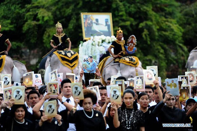 Thái Lan tưởng niệm 1 năm ngày vua Bhumibol Adulyadej băng hà - Ảnh 1.