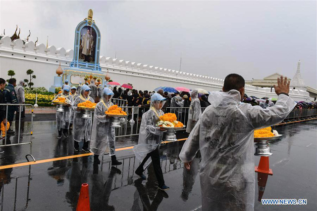 Thái Lan tưởng niệm 1 năm ngày vua Bhumibol Adulyadej băng hà - Ảnh 2.